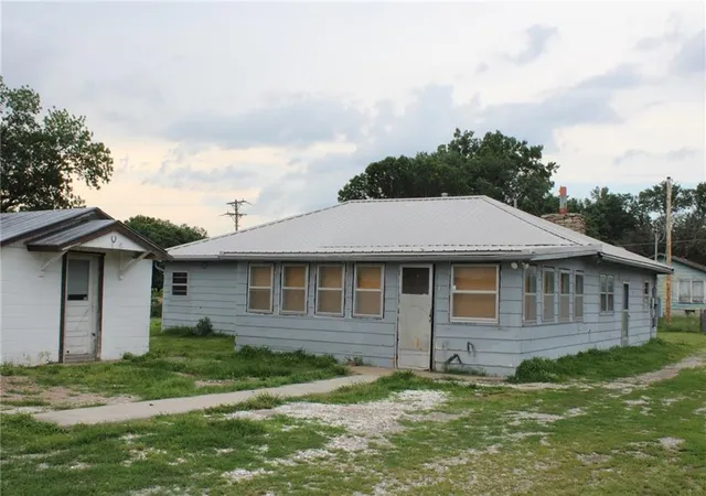 Homes for sale in Franklin, KS | 407 W 3rd St, Franklin, KS 66735 | MLS# 2619206
