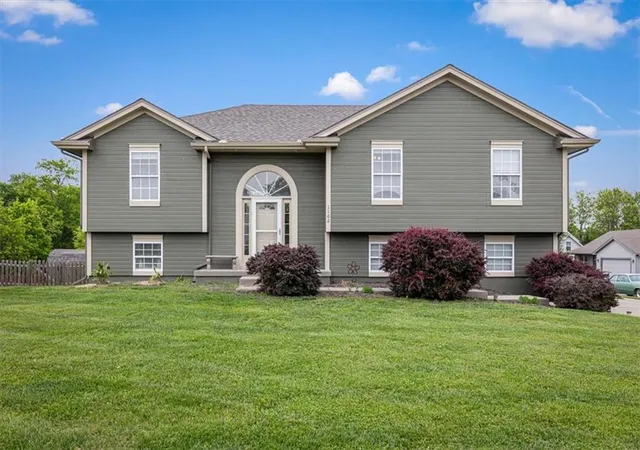 Homes for sale in Kearney, MO | 1102 E 18th St, Kearney, MO 64060 | MLS# 2619315