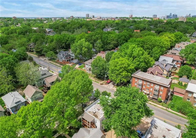 Listing Photo 2 - Condo for sale in building located at 901 E 39th St, Kansas City, MO 64109 - Unit #