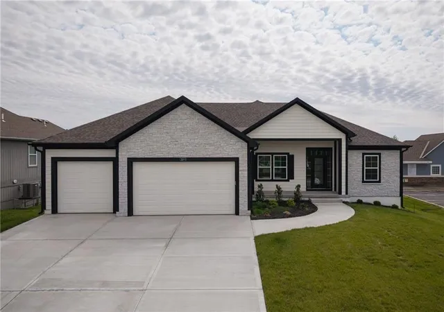 Homes for sale in Kearney, MO | 2211 Prairie Creek Dr, Kearney, MO 64060 | MLS# 2619550