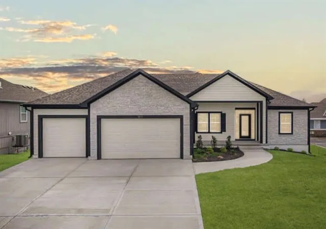 Homes for sale in Kearney, MO | 2211 Prairie Creek Dr, Kearney, MO 64060 | MLS# 2619550