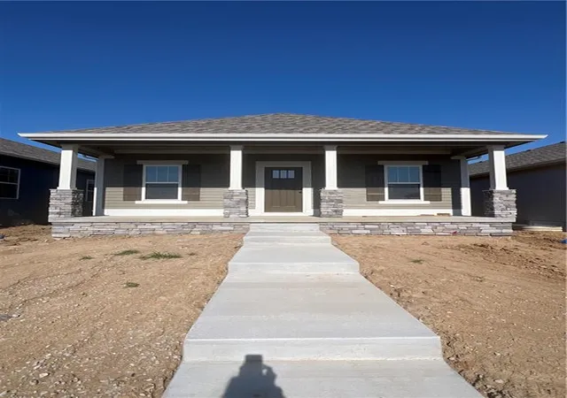 Homes for sale in Kearney, MO | 1600 Cottonwood Creek Ave #8, Kearney, MO 64060 | MLS# 2619579