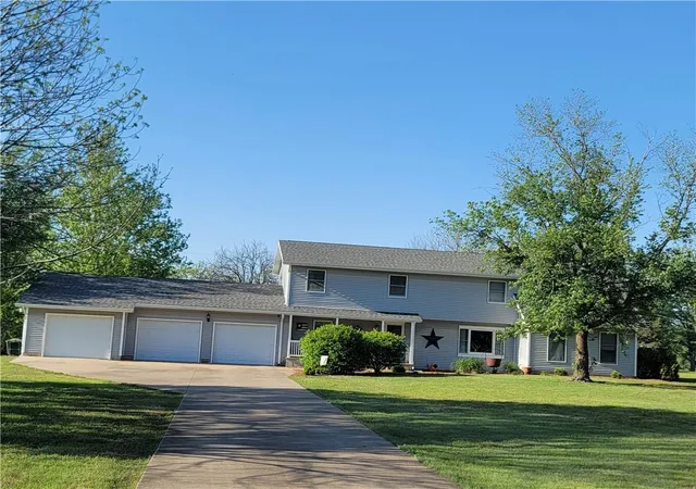 Homes for sale in Fort Scott, KS | 21 Golfview Dr, Fort Scott, KS 66701 | MLS# 2619589