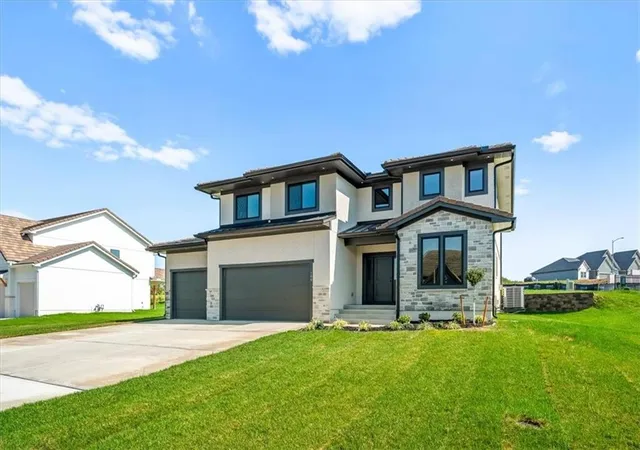 Photo 3 of Single family home for sale at 706 Ne Lone Hl Dr, Lees Summit, MO 64064 | MLS# 2619652 | Listing updated on 2026-08-28