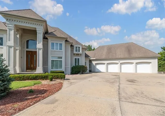 Photo 4 of Single family home for sale at 1601 NW Arrowhead Trl, Blue Springs, MO 64015 | MLS# 2619744 | Listing updated on 2026-08-22