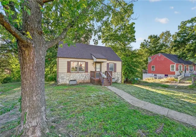Photo 2 of Single family home for sale at 5078 Glenside Dr, Kansas City, MO 64129 | MLS# 2619772 | Listing updated on 2026-10-11