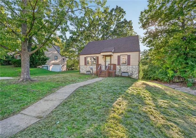 Photo 3 of Single family home for sale at 5078 Glenside Dr, Kansas City, MO 64129 | MLS# 2619772 | Listing updated on 2026-10-11