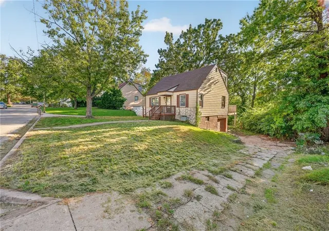 Photo 3 of Single family home for sale at 5078 Glenside Dr, Kansas City, MO 64129 | MLS# 2619772 | Listing updated on 2026-10-11
