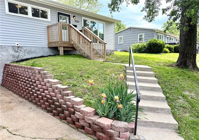 2nd image of 2521 Essex St, St Joseph, MO 64505 | MLS# 2619785