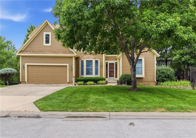 2nd image of 11820 Skyview Ln, Olathe, KS 66061 | MLS# 2619793