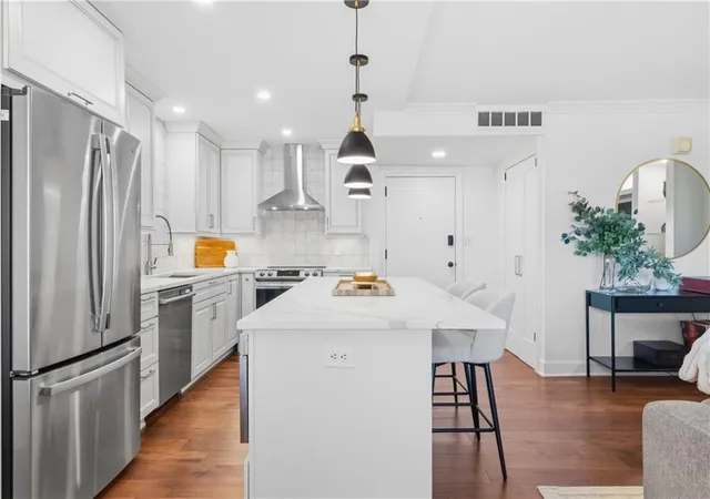 Photo 3 of Sale Pending at 4545 Wornall Rd #810, Kansas City, MO 64111 | MLS# 2619887 | Listing updated on 2026-09-16