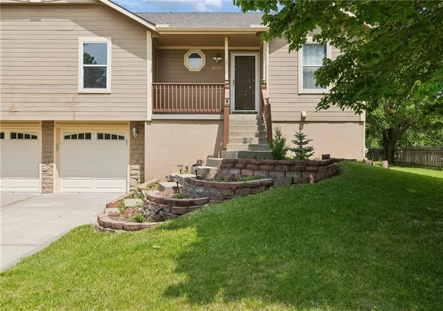 2nd image of 10947 N Wallace Ave, Kansas City, MO 64157 | MLS# 2620026