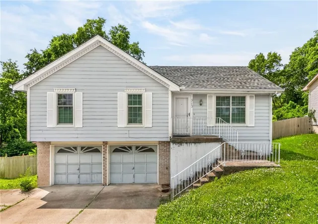 1st image of 5113 Ne 48th St, Kansas City, MO 64119 | MLS# 2620049
