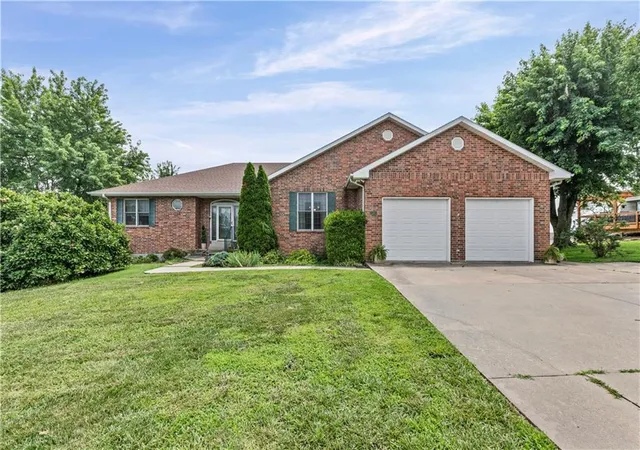 Homes for sale in Iola, KS | 819 Pryor St, Iola, KS 66749 | MLS# 2620106