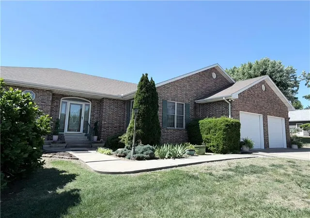 Homes for sale in Iola, KS | 819 Pryor St, Iola, KS 66749 | MLS# 2620106