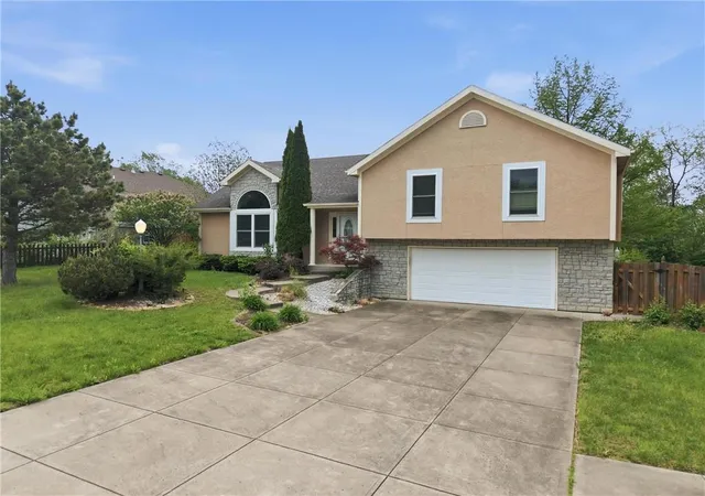 Photo 3 of Single family home for sale at 2709 S 23rd Street, Leavenworth, KS 66048 | MLS# 2620136 | Listing updated on 2026-09-12