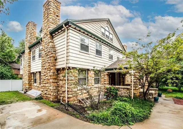 Photo 2 of Single family home for sale at 612 Emanuel Cleaver Ii Blvd, Kansas City, MO 64110 | MLS# 2620141 | Listing updated on 2026-10-07