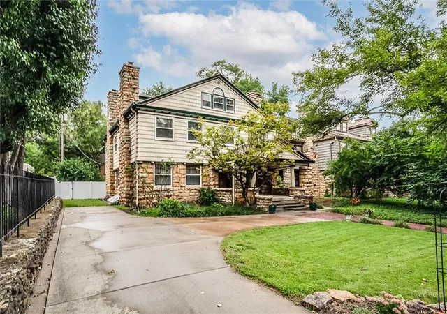 Photo 3 of Single family home for sale at 612 Emanuel Cleaver Ii Blvd, Kansas City, MO 64110 | MLS# 2620141 | Listing updated on 2026-10-07