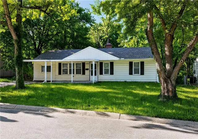 Photo 1 of Single family home for sale at 8212 E 111th Terrace, Kansas City, MO 64134 | MLS# 2620166 | Listing updated on 2026-09-04