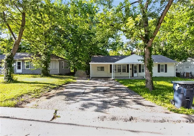 Photo 3 of Single family home for sale at 8212 E 111th Terrace, Kansas City, MO 64134 | MLS# 2620166 | Listing updated on 2026-09-04