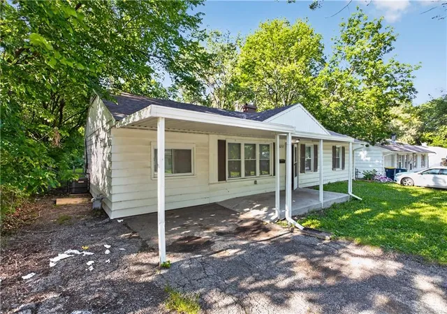 Photo 5 of Single family home for sale at 8212 E 111th Terrace, Kansas City, MO 64134 | MLS# 2620166 | Listing updated on 2026-09-04