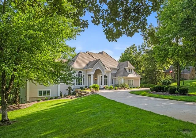 1st image of 425 Ne Saint Andrews Cir, Lees Summit, MO 64064 | MLS# 2620195