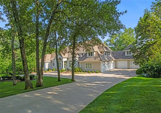 2nd image of 425 Ne Saint Andrews Cir, Lees Summit, MO 64064 | MLS# 2620195