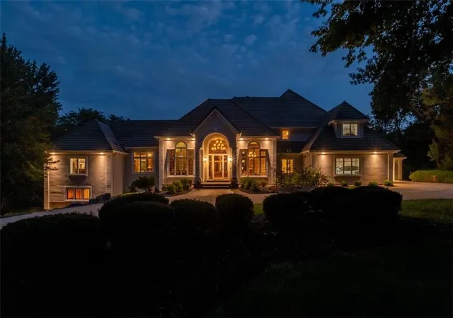 Photo 4 of Single family home for sale at 425 NE Saint Andrews Cir, Lees Summit, MO 64064 | MLS# 2620195 | Listing updated on 2026-08-26