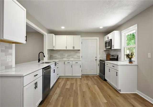 Photo 2 of Sale Pending at 406 E 11th Street, Kearney, MO 64060 | MLS# 2620201 | Listing updated on 2026-08-07