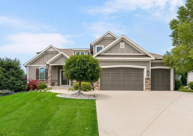 3rd image of 194 Sw Roosevelt Ridge Dr, Lees Summit, MO 64081 | MLS# 2620218