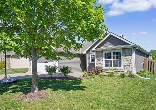 Homes for sale in Baldwin City, KS | 928 Bluestem Dr, Baldwin City, KS 66006 | MLS# 2620242