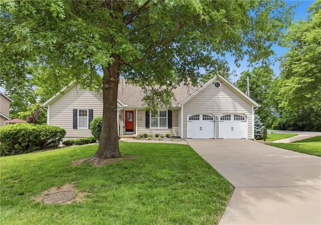 Homes for sale in Shawnee, KS | 6626 Oak Ridge Dr, Shawnee, KS 66217 | MLS# 2620310