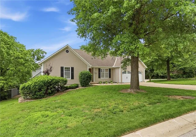 Homes for sale in Shawnee, KS | 6626 Oak Ridge Dr, Shawnee, KS 66217 | MLS# 2620310