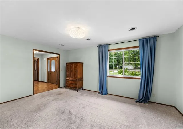 5th image of 308 Canary Ln, Iola, KS 66749 | MLS# 2620319