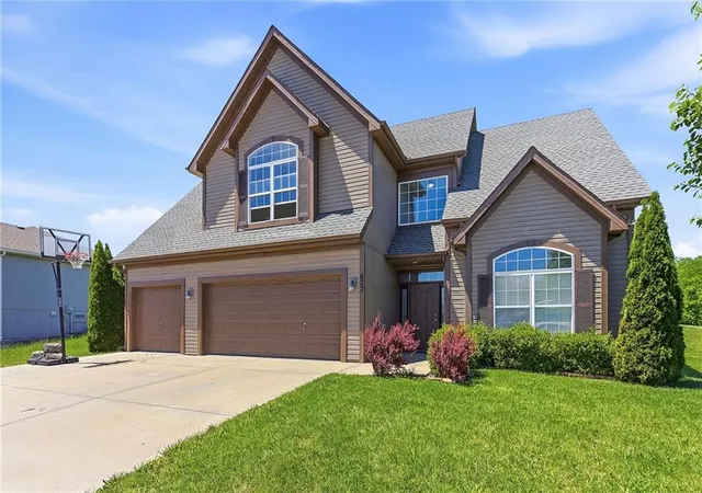 2nd image of 622 Johnston Pkwy, Raymore, MO 64083 | MLS# 2620358