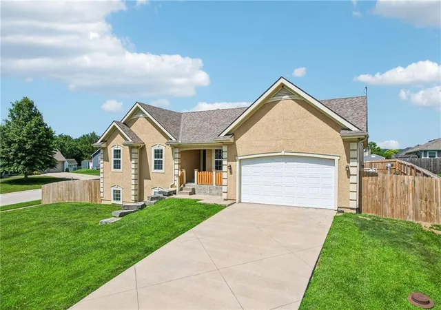 Homes for sale in Tonganoxie, KS | 1322 S Greenwood Dr, Tonganoxie, KS 66086 | MLS# 2620373