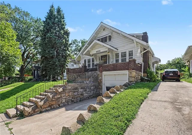 Homes for sale in Kansas City, MO | 4236 Genessee St, Kansas City, MO 64111 | MLS# 2620376