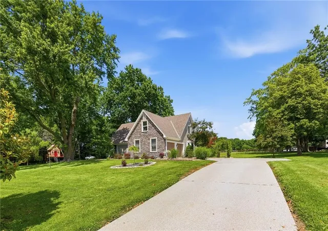 2nd image of 12905 Quail Rdg, Lee's Summit, MO 64086 | MLS# 2620377