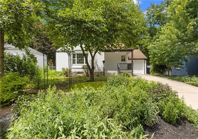 Homes for sale in Mission, KS | 5706 Walmer St, Mission, KS 66202 | MLS# 2620408