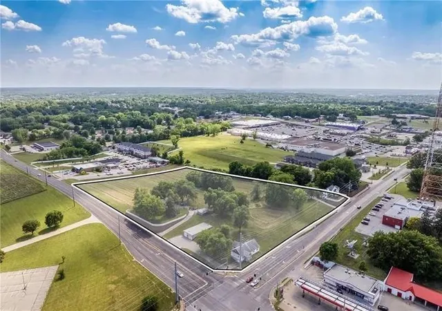 3rd image of 3910 3926 Faraon St, Saint Joseph, MO 64506 | MLS# 2620435