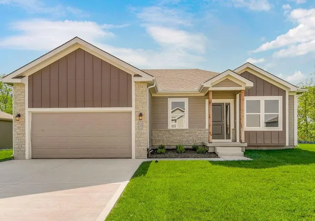 4th image of 700 Blazing Star Dr, Raymore, MO 64083 | MLS# 2620436