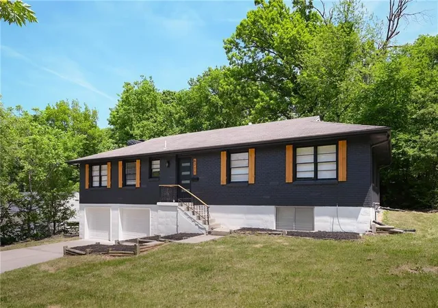 Homes for sale in Kansas City, MO | 6711 N Broadway St, Kansas City, MO 64118 | MLS# 2620445
