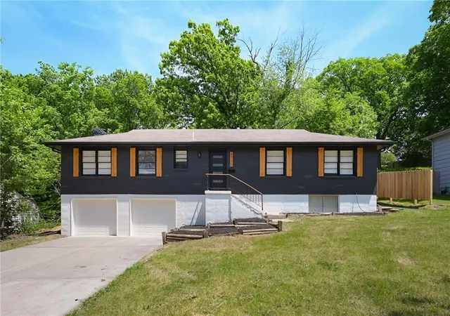 Homes for sale in Kansas City, MO | 6711 N Broadway St, Kansas City, MO 64118 | MLS# 2620445