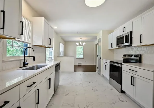 Homes for sale in Kansas City, MO | 6711 N Broadway St, Kansas City, MO 64118 | MLS# 2620445