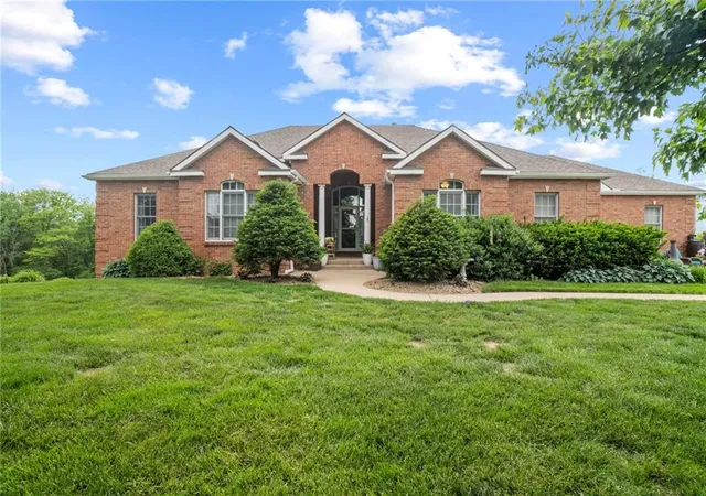 Photo 2 of Single family home for sale at 19704 Red Oak Blvd, Saint Joseph, MO 64505 | MLS# 2620448 | Listing updated on 2026-09-04
