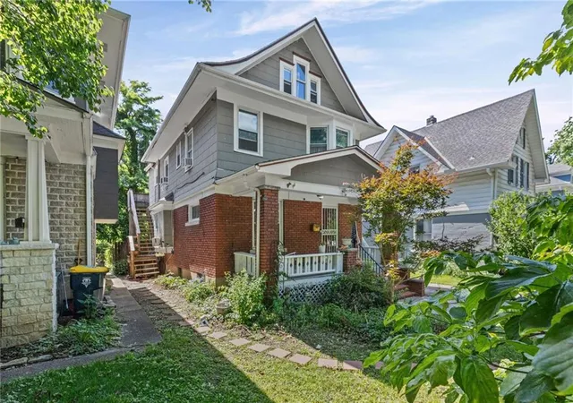 Photo 3 of Single family home for sale at 3552 Genessee St, Kansas City, MO 64111 | MLS# 2620554 | Listing updated on 2026-08-28