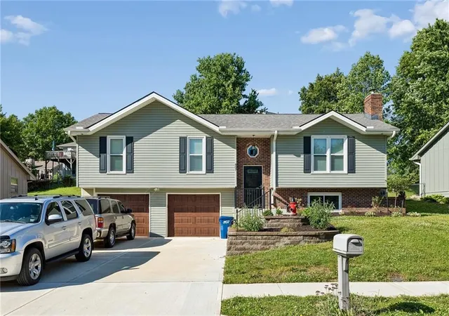 1st image of 807 E Summit St, Smithville, MO 64089 | MLS# 2620589