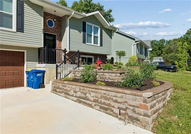 2nd image of 807 E Summit St, Smithville, MO 64089 | MLS# 2620589