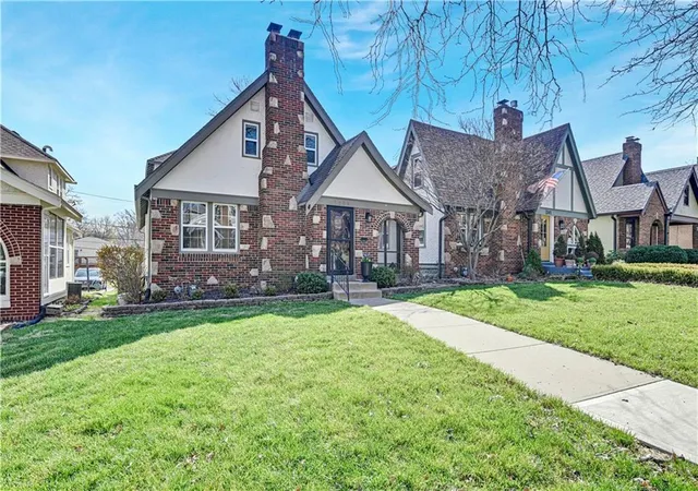 2nd image of 7305 Walnut St, Kansas City, MO 64114 | MLS# 2620613
