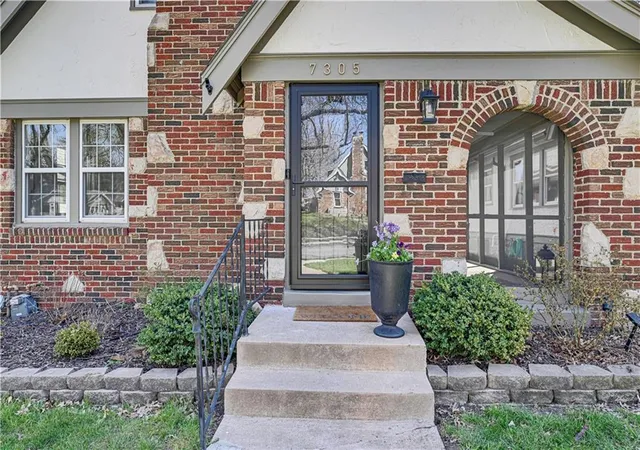 3rd image of 7305 Walnut St, Kansas City, MO 64114 | MLS# 2620613